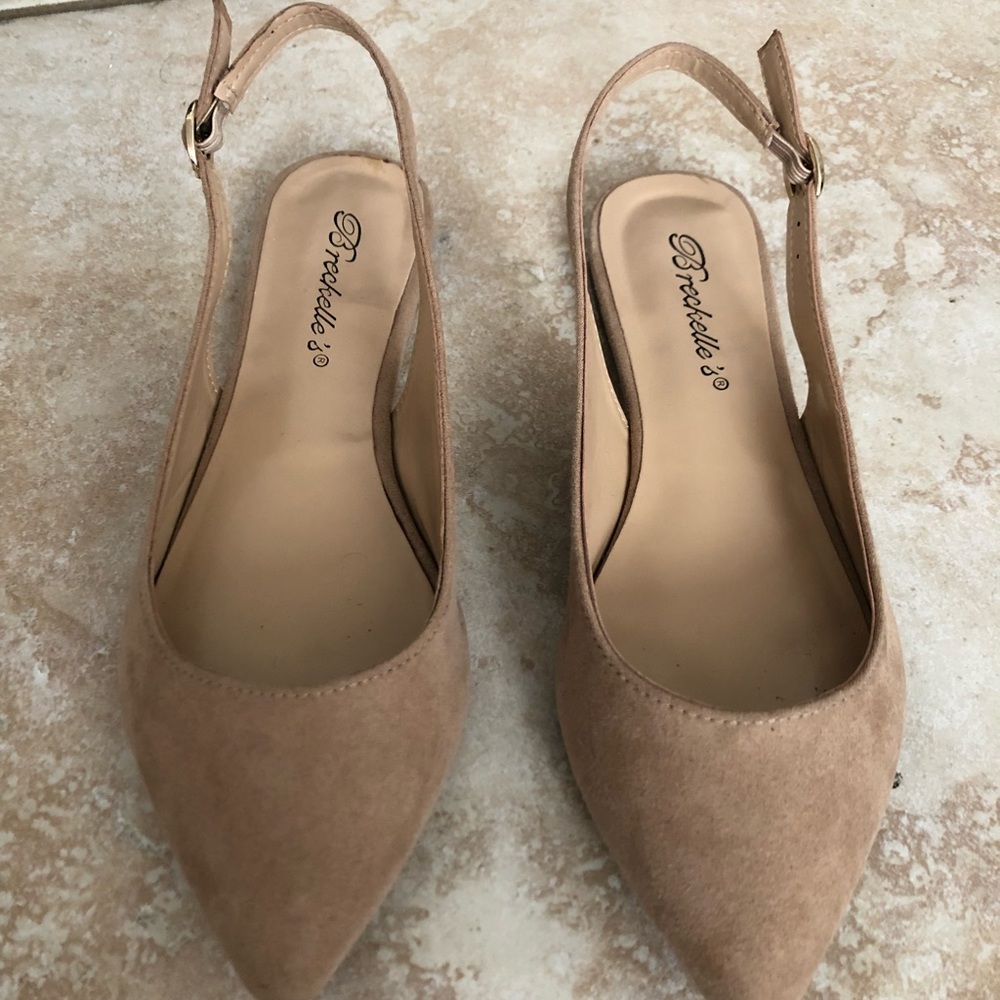 Breckelle’s Nude Pointed Flats